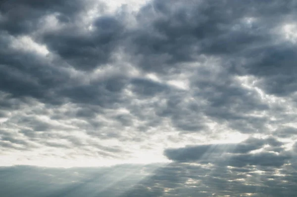 Bulutlu Gökyüzünde Güneş Işığı Parlıyor Fırtınalı Gökyüzü Güneş Işığı Bulutlu — Stok fotoğraf