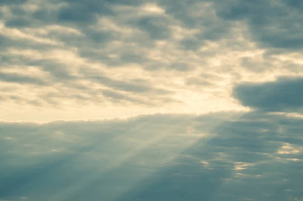 Bulutlu Gökyüzünde Güneş Işığı Parlıyor Fırtınalı Gökyüzü Güneş Işığı Bulutlu — Stok fotoğraf
