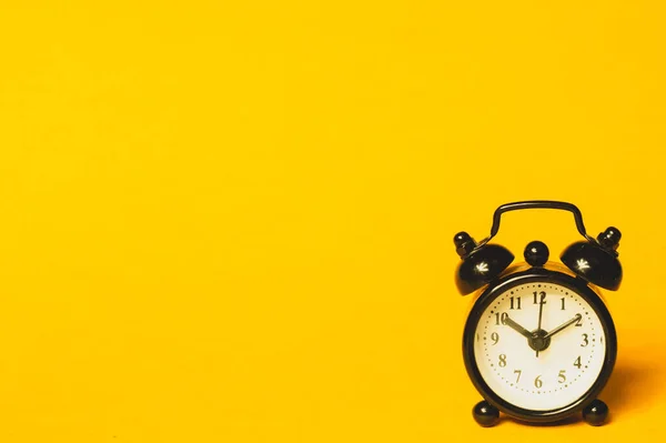 Relógio Alarme Clássico Fundo Amarelo Relógio Vintage Com Mostrador Redondo — Fotografia de Stock