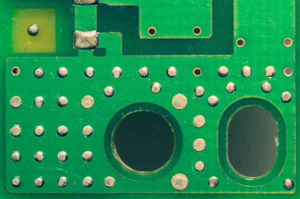 電子回路基板の抽象的な背景 マザーボードを閉めろ 現代の技術です 接続と痕跡を持つコンピュータのマイクロ要素です インテリジェント技術 — ストック写真