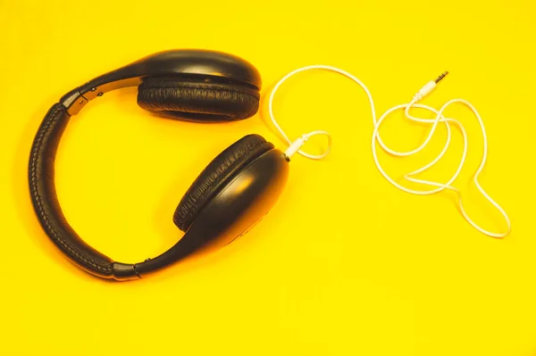 Czarne Słuchawki Białym Kablem Żółtym Tle Nowoczesne Słuchawki — Zdjęcie stockowe