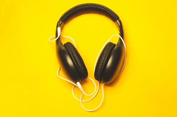 Black Headphones White Cable Yellow Background Modern Earphones — Stock Photo, Image