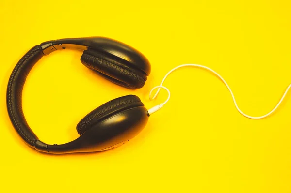 Auriculares Negros Con Cable Blanco Sobre Fondo Amarillo Auriculares Modernos —  Fotos de Stock