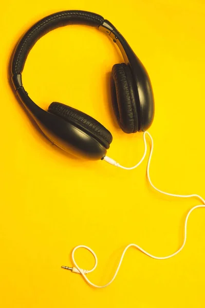 Czarne Słuchawki Białym Kablem Żółtym Tle Nowoczesne Słuchawki — Zdjęcie stockowe