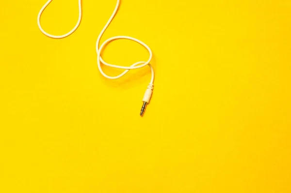 Audio Jack Met Witte Kabel Geïsoleerd Gele Achtergrond — Stockfoto