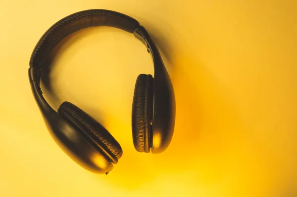 Black Headphones Yellow Background Wireless Earphones — Stock Photo, Image