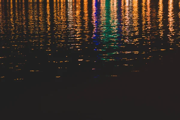 Blurred Colorful Lights Reflect Water Surface Ripples Dark Night Abstract — Stock Photo, Image