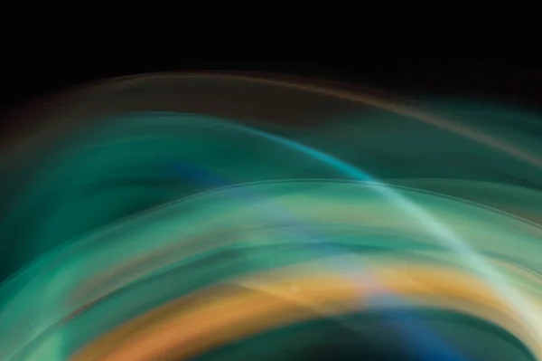 Karanlıkta uzun süre maruz kalan renkli ışık izleri. soyut bulanık ışık arkaplanı