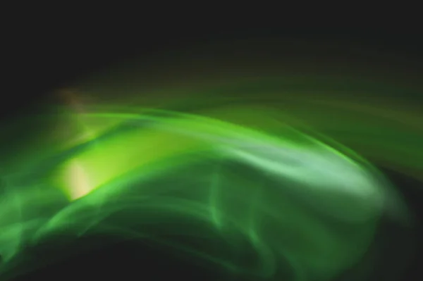 Karanlıkta uzun süre maruz kalan renkli ışık izleri. soyut bulanık ışık arkaplanı