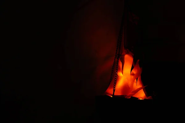 Flamme Décorative Dans Noir Lanterne Suspendue Nuit — Photo