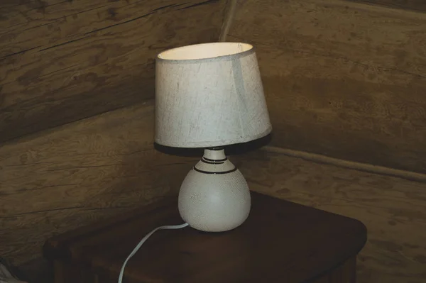 Lysande Skrivbordslampa Med Lampskärm Mörk Glasyta Med Reflektion — Stockfoto