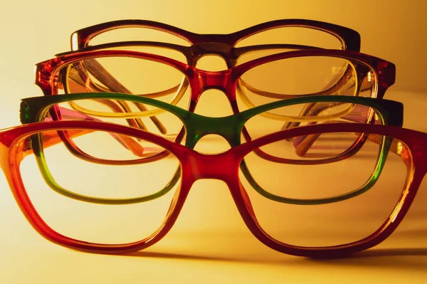 メガネは芸術的なショットを閉じます 眼鏡の背景にコピースペースがついています 様々な読書用ガラス — ストック写真