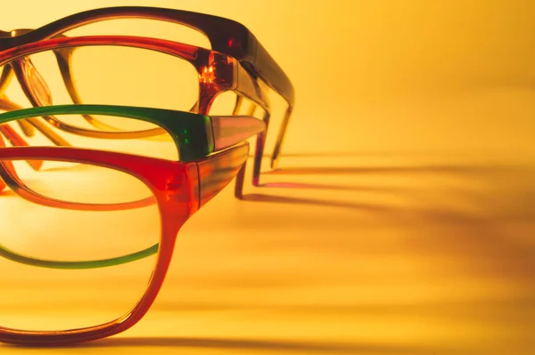 Gläser Verschließen Künstlerische Aufnahmen Umrandete Brille Hintergrund Mit Kopierraum Verschiedene — Stockfoto