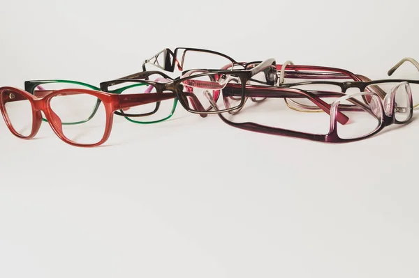 Brýle Zblízka Uměleckým Záběrem Rám Brýle Pozadí Kopírovacím Prostorem Různé — Stock fotografie