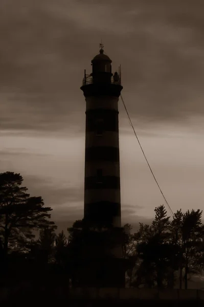 Faro Silueta Torre Oscuridad Con Cielo Dramático — Foto de Stock