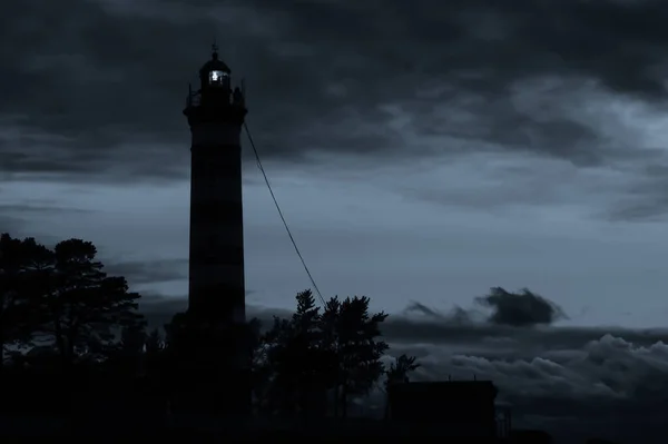 Башня Маяка Светит Темноте Драматическим Небом Силуэт Светящегося Маяка Темноте — стоковое фото