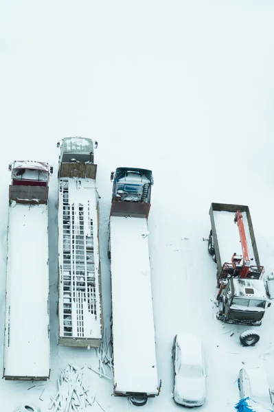 Ciężarówka Pod Śniegiem Ciężarówka Pokryta Śniegiem Opadach Śniegu Długie Ciężarówki — Zdjęcie stockowe