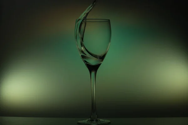 Acqua Versata Nel Bicchiere Spruzzi Acqua Vetro Sfondo Luminoso Spruzzi — Foto Stock