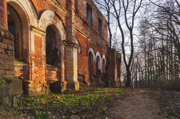 Oude Ruïnes Verwoeste Bakstenen Muren Van Oude Verlaten Gebouw — Stockfoto