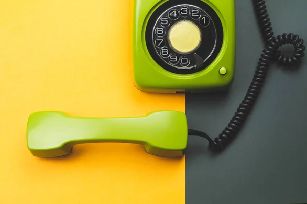 Klasyczny Telefon Telefonem Vintage Zielony Telefon Odbiornikiem Telefonu Tle Koloru — Zdjęcie stockowe