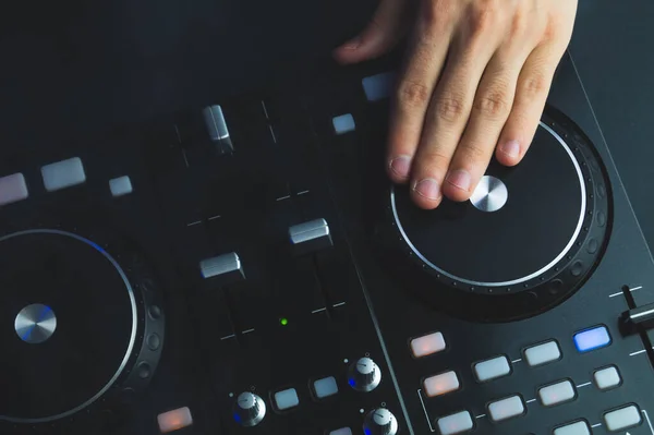 Speelt Muziek Geluidsmixer Controller Met Knoppen Schuifregelaars Close Handen Het — Stockfoto