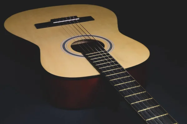 Guitarra Fundo Preto Instrumento Musical Acústico — Fotografia de Stock