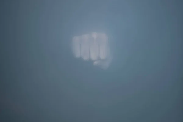 Puño Detrás Del Vidrio Esmerilado Silueta Una Mano Apretada Niebla — Foto de Stock