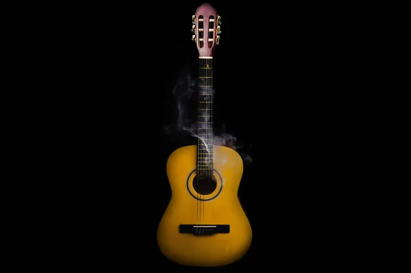吉他在黑色背景上的烟雾中 声学乐器 吉他颈上的弦 — 图库照片