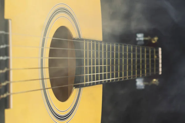 Guitarra Fumo Perto Instrumento Musical Acústico Cordas Pescoço Guitarra — Fotografia de Stock