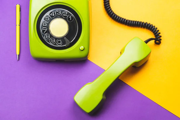 Klasyczny Zielony Telefon Żółtym Piórem Tło Biura Zabytkowy Telefon Odbiornikiem — Zdjęcie stockowe