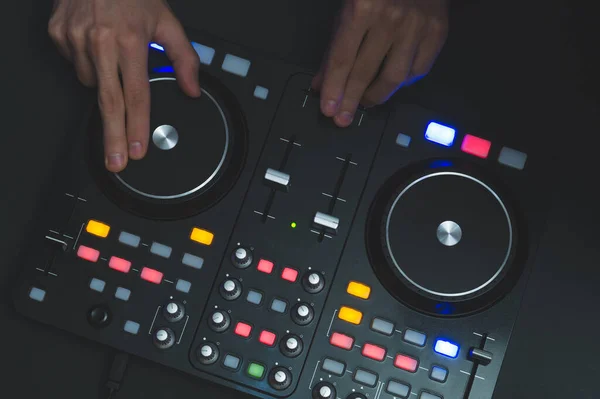 Speelt Muziek Geluidsmixer Controller Met Knoppen Schuifregelaars Close Handen Het — Stockfoto