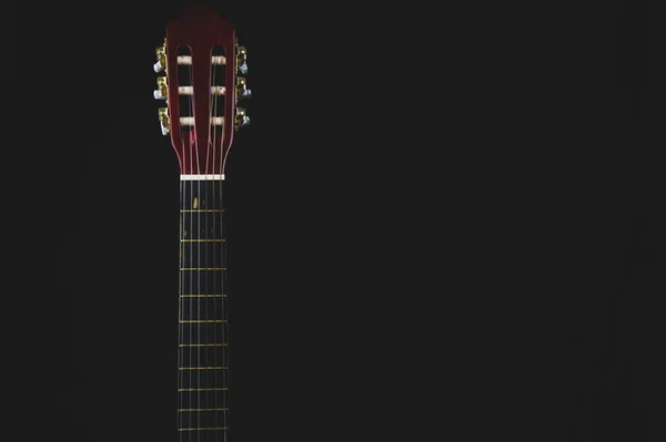 黒を基調としたギターヘッドストック アコースティック楽器 コピースペース — ストック写真