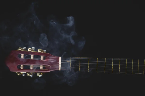 黒を基調としたギターヘッドストック アコースティック楽器 コピースペース — ストック写真