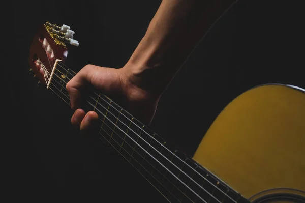 Hand Hält Akustikgitarre Musikinstrument Auf Schwarzem Hintergrund — Stockfoto