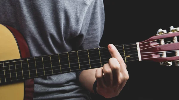 손으로 어쿠스틱 기타를 현악기 — 스톡 사진