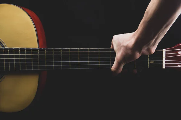 Hand Hält Akustikgitarre Musikinstrument Auf Schwarzem Hintergrund — Stockfoto