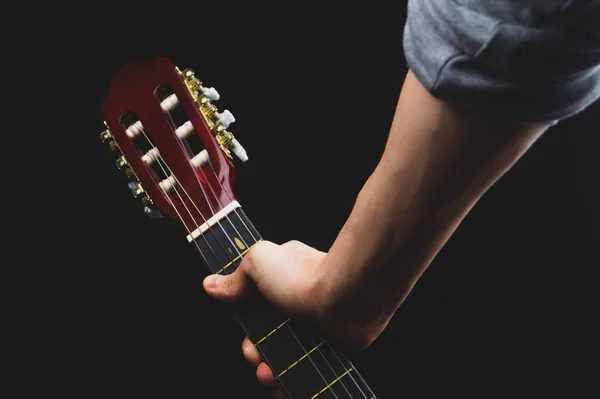 Mano Sostiene Guitarra Acústica Instrumento Musical Sobre Fondo Negro —  Fotos de Stock