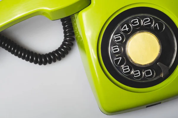 Cep telefonlu. Telefon ahizesi olan klasik yeşil bir telefon. Ofis geçmişi. Eski iletişim teknolojisi. Boşluğu kopyala