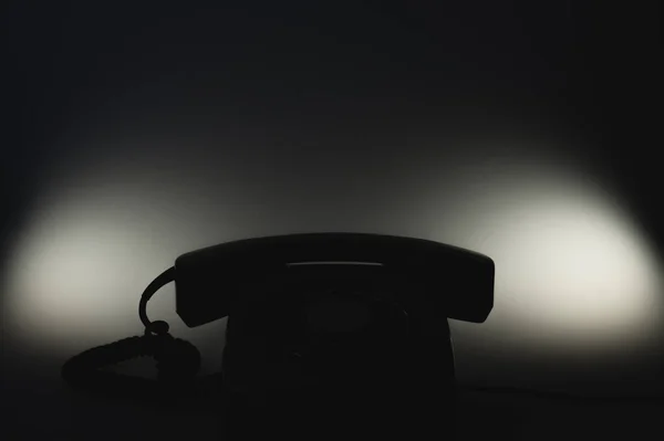 Klasyczna Sylwetka Telefonu Ciemności Telefon Odbiornikiem Tło Biura Stara Technologia — Zdjęcie stockowe