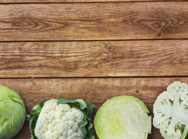 Taze yeşil bahçe lahana ve düzenlenen lahana fnd karnabahar lahana rustik ahşap zemin üzerine