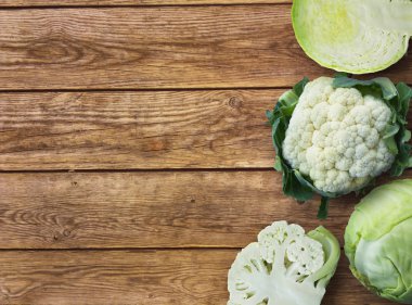 Taze yeşil bahçe lahana ve düzenlenen lahana fnd karnabahar lahana rustik ahşap zemin üzerine