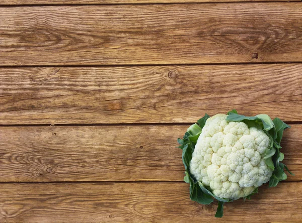 Green cut Organic cauliflower cabbage on wooden background — Stock Photo, Image