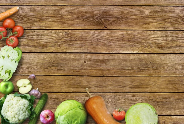 Sfondo alimenti biologici. Spazio per il tuo testo / prodotto ad alta risoluzione, fotografia di studio di diverse verdure su un vecchio tavolo di legno . — Foto Stock