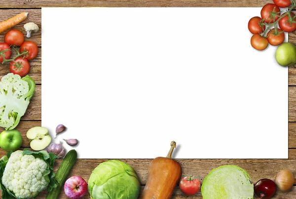 Fondo de comida saludable / foto de estudio de diferentes frutas y verduras en la mesa de madera vieja — Foto de Stock