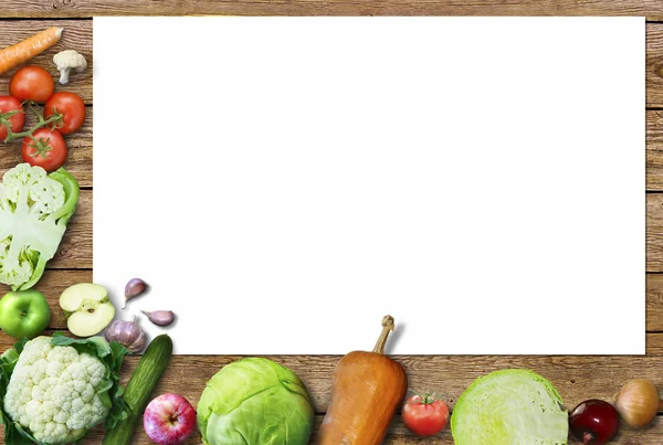 Fondo de comida saludable / foto de estudio de diferentes frutas y verduras en la mesa de madera vieja — Foto de Stock