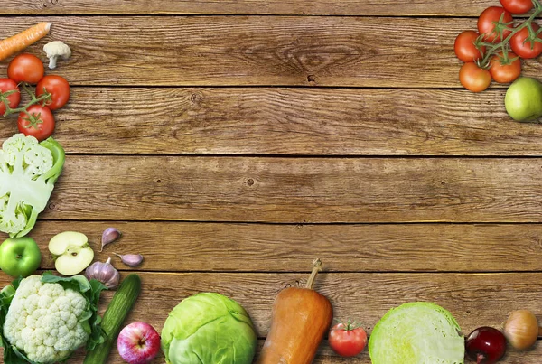 Hälsosam mat bakgrund / studio foto på olika frukter och grönsaker på gamla träbord — Stockfoto