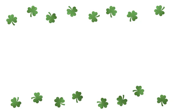 Papper klöver blad på den vita bakgrunden. Lucky shamrock, St. Patricks day holiday symbol. Utrymme för text, ovanifrån. — Stockfoto