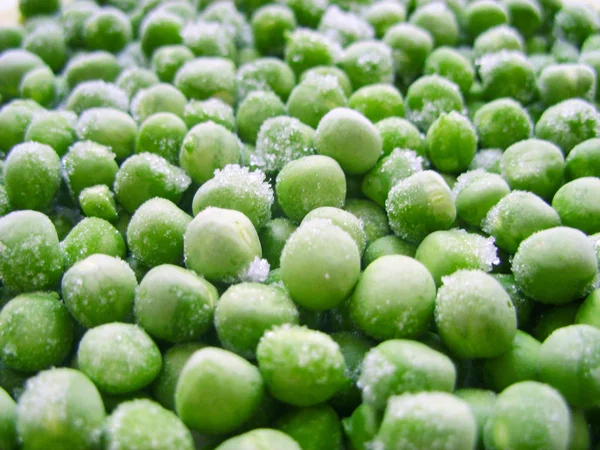 Естественный фон многих свежих органических зеленых горошин. Ледяной горох . — стоковое фото