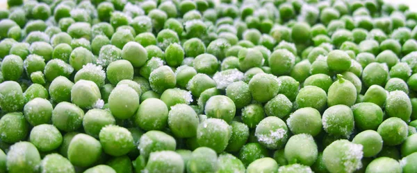 Natürlicher Hintergrund vieler frischer grüner Bio-Erbsen. gefrorene grüne Erbsen. — Stockfoto