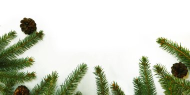 Beyaz arka planda Noel ağacı. Yeni yıl hediyeleri. Düz konum, üst görünüm, kopyalama alanı